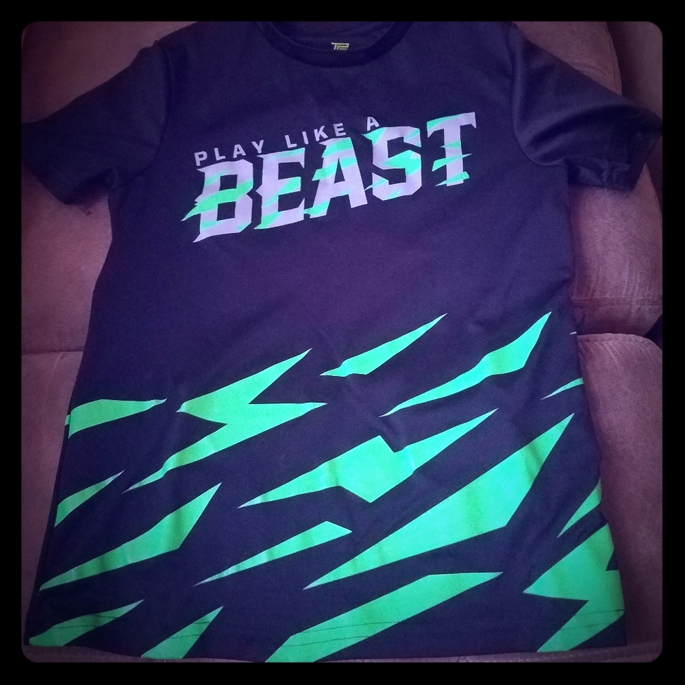Tek gear boys small 8 dri fit t-shirt